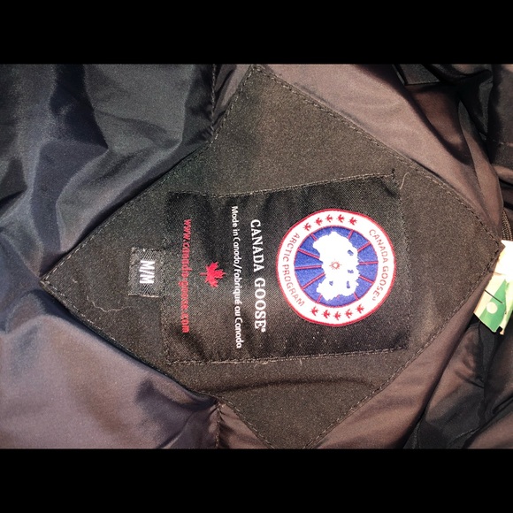 Black Women’s Medium Authentic Canada Goose Jacket - Picture 3 of 8